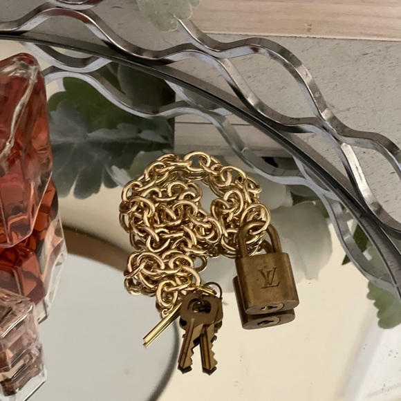 COPY - Louis Vuitton Lock and Key Gold Necklace - Picture 4 of 5